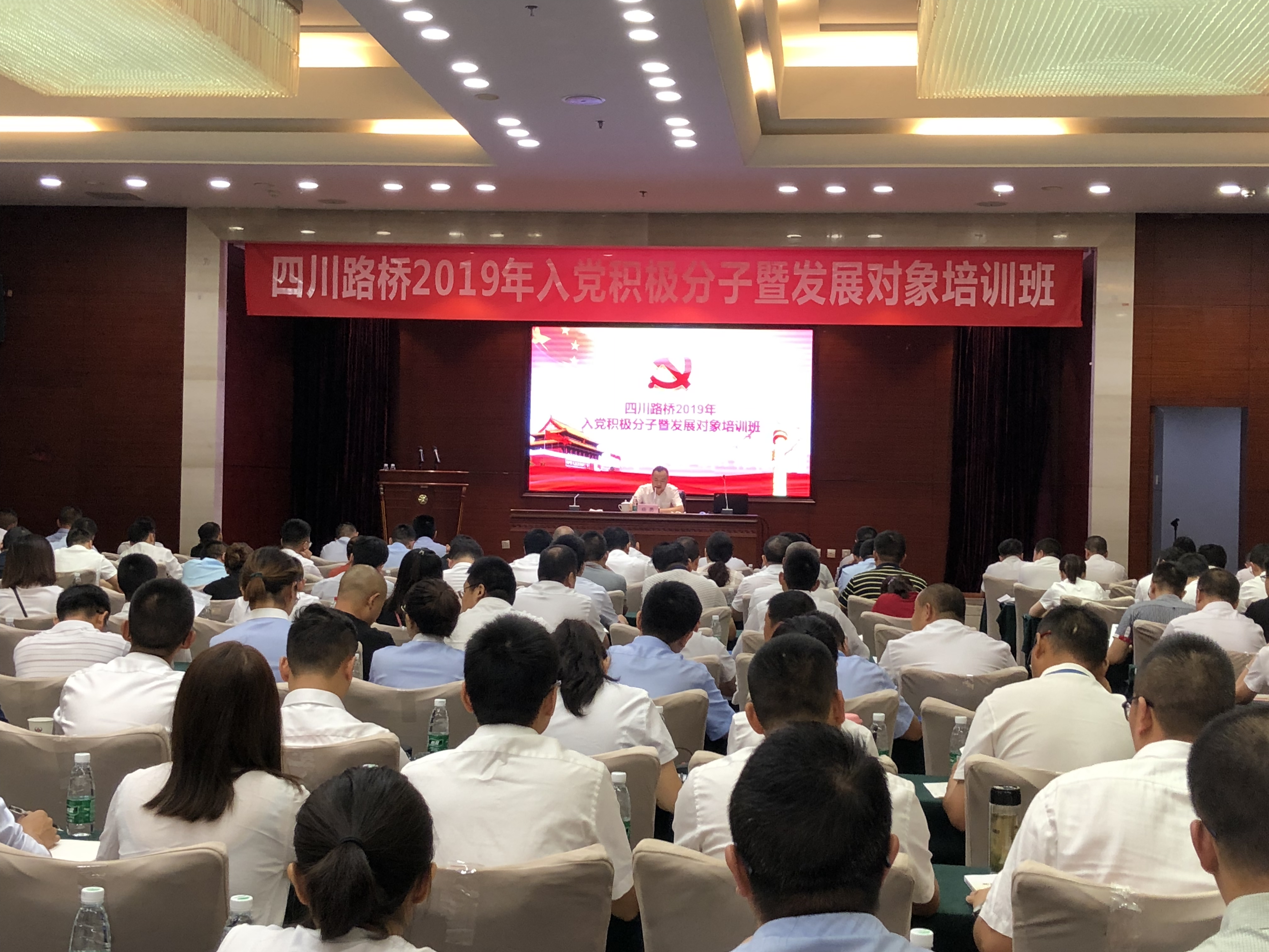 �ᶨ������������  ǿ�������ƶ�ǰ��